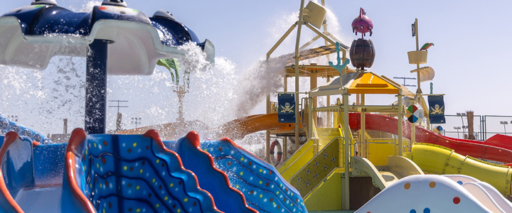 Der Kinder-Aquapark des Aldiana Club Naga Bay bietet bunte Wasserspiele und kleine Rutschen. Die familienfreundliche Anlage lädt zum Planschen und Toben ein.