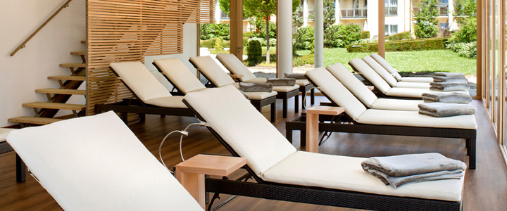 Der Ruheraum im Wellnessbereich des Hotel Herzog Heinrich lädt mit bequemen Liegen und einer ruhigen Atmosphäre zum Entspannen und Abschalten ein.